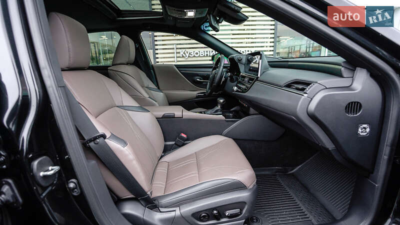 Седан Lexus ES 2024 в Львові