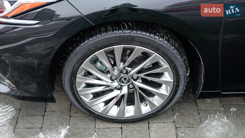 Седан Lexus ES 2024 в Львові