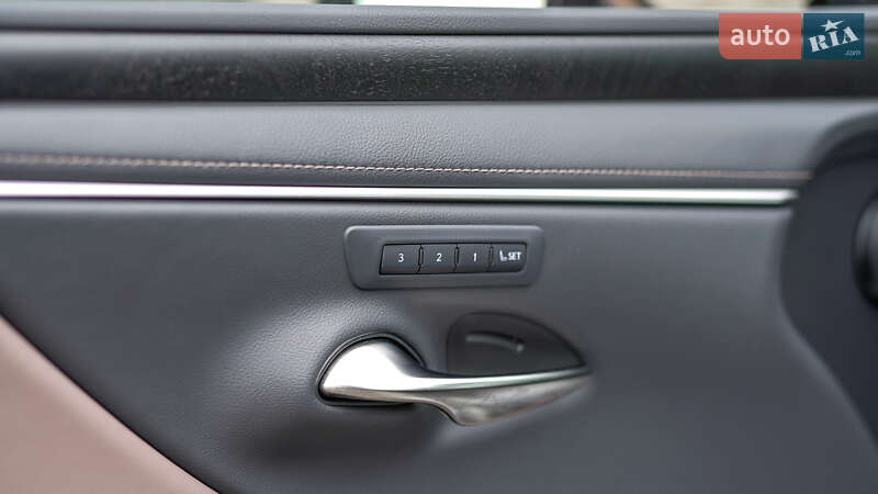 Седан Lexus ES 2024 в Львові