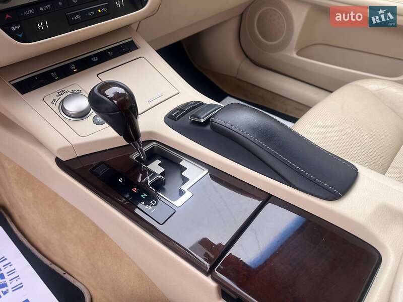 Седан Lexus ES 2012 в Львові