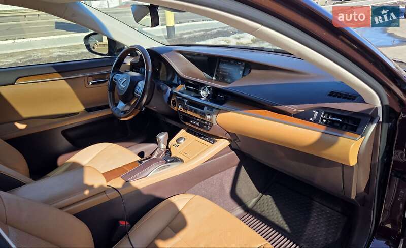Седан Lexus ES 2016 в Киеве