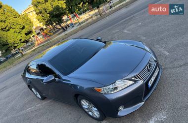Седан Lexus ES 2015 в Львове