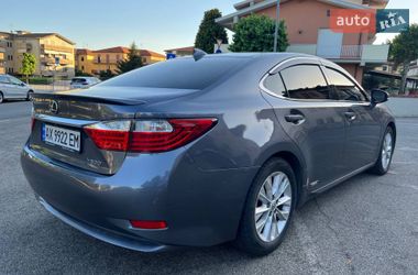 Седан Lexus ES 2015 в Львове