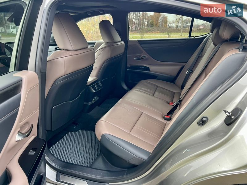 Седан Lexus ES 2024 в Рівному