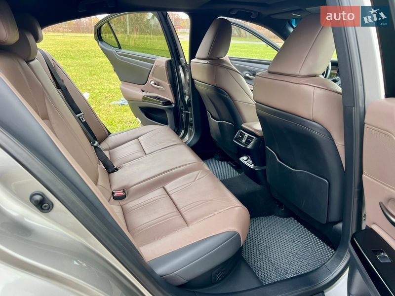 Седан Lexus ES 2024 в Рівному