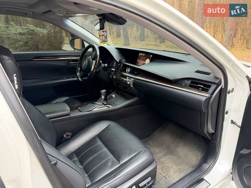 Седан Lexus ES 2016 в Новомосковську