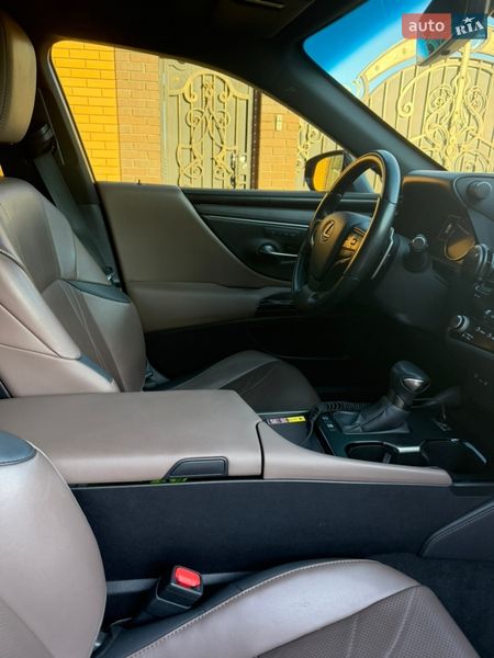 Седан Lexus ES 2022 в Виннице