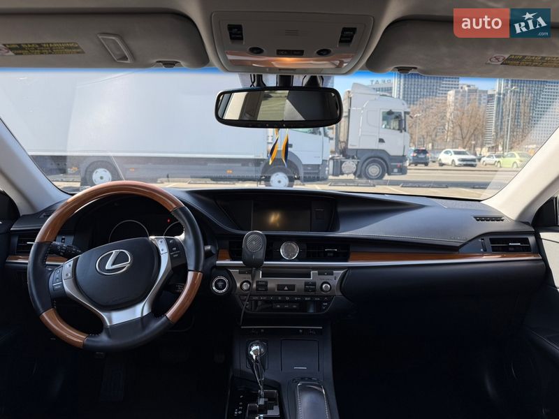 Седан Lexus ES 2013 в Киеве