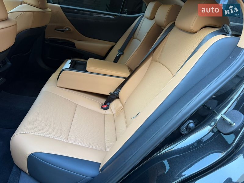 Седан Lexus ES 2024 в Києві