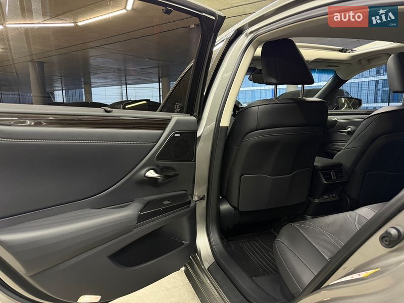 Седан Lexus ES 2019 в Одесі