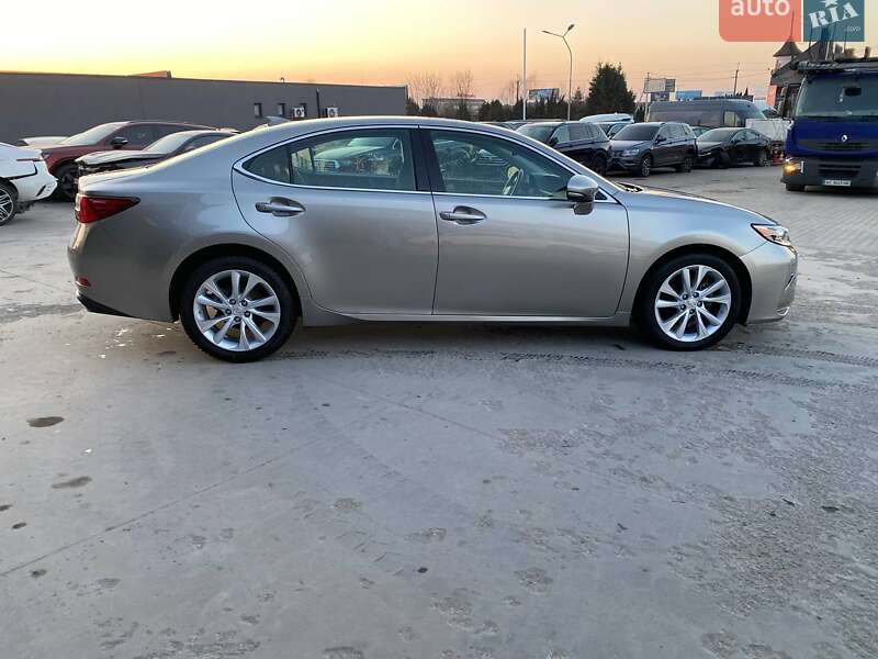 Седан Lexus ES 2017 в Львове