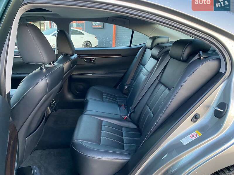 Седан Lexus ES 2017 в Львове