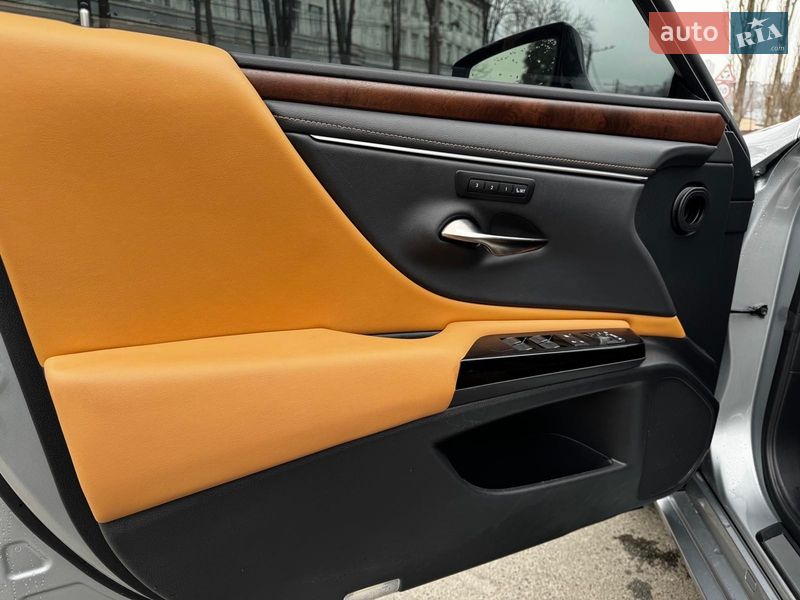 Седан Lexus ES 2023 в Киеве