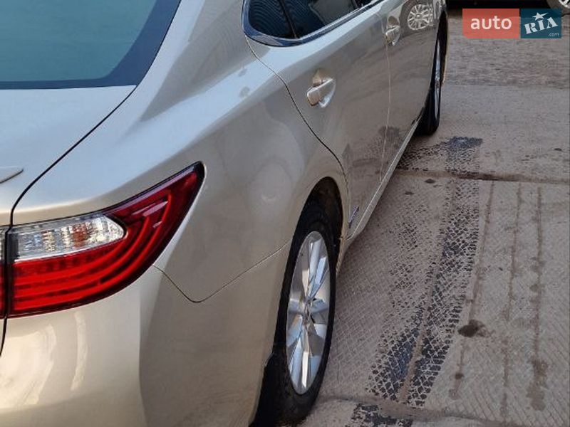 Седан Lexus ES 2015 в Кривом Роге