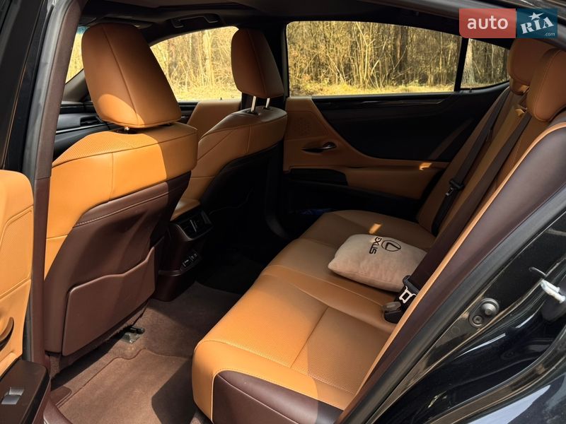 Седан Lexus ES 2020 в Новояворовске