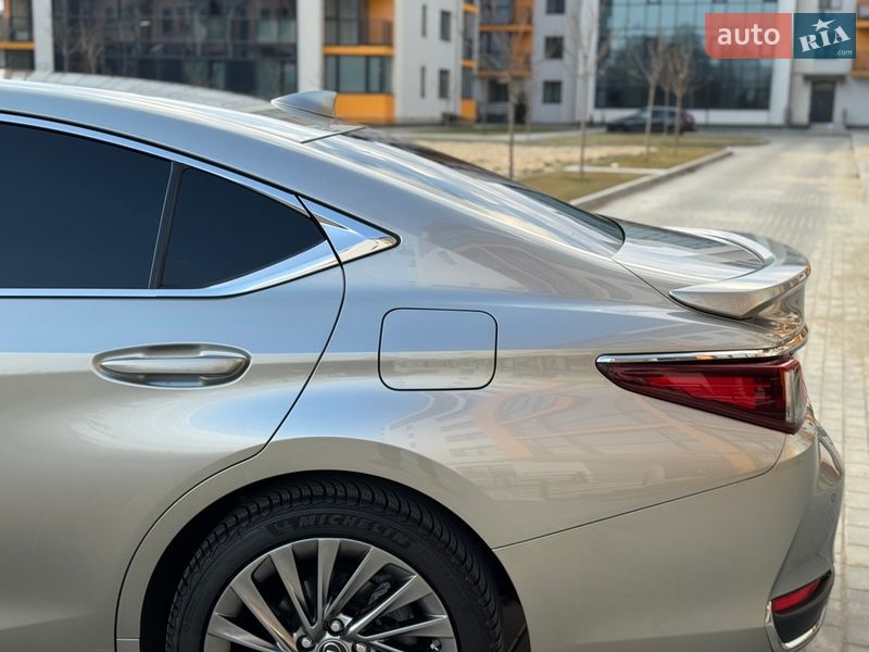 Седан Lexus ES 2023 в Виннице