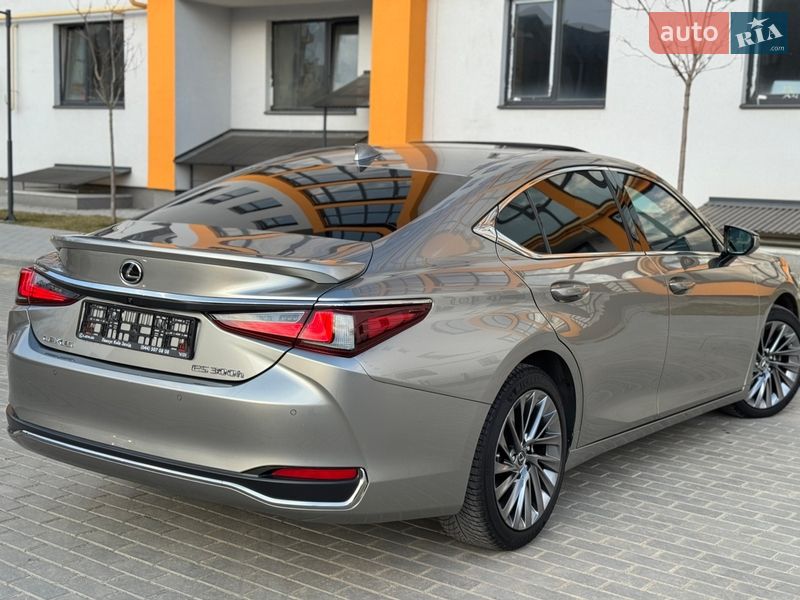 Седан Lexus ES 2023 в Виннице