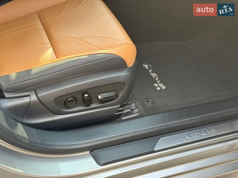Седан Lexus ES 2023 в Виннице