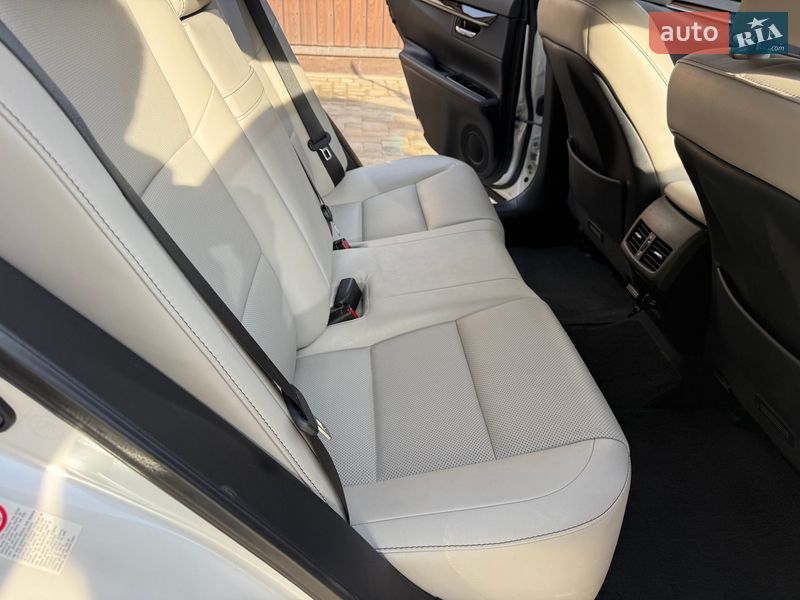 Седан Lexus ES 2018 в Киеве