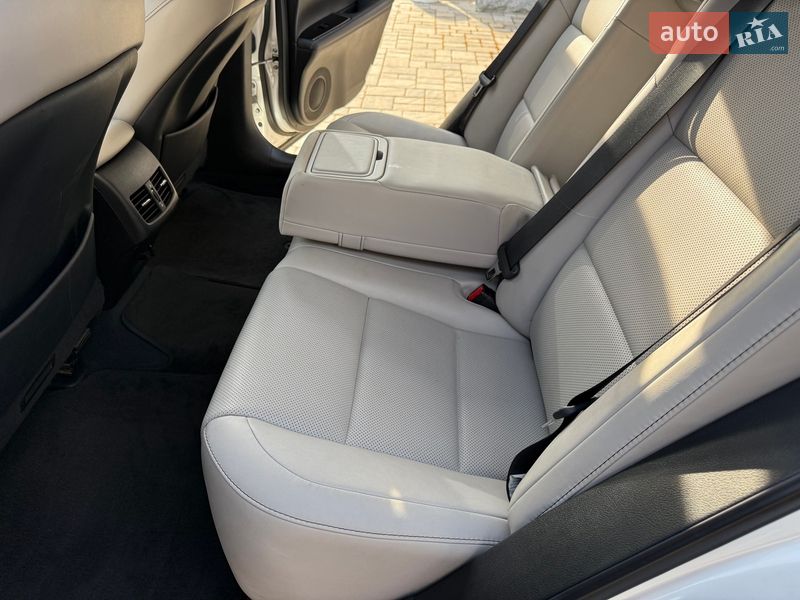 Седан Lexus ES 2018 в Киеве