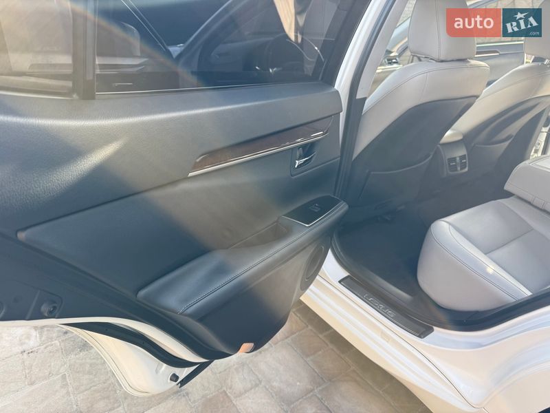 Седан Lexus ES 2018 в Киеве