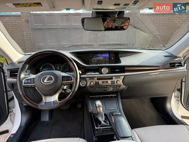 Седан Lexus ES 2018 в Киеве
