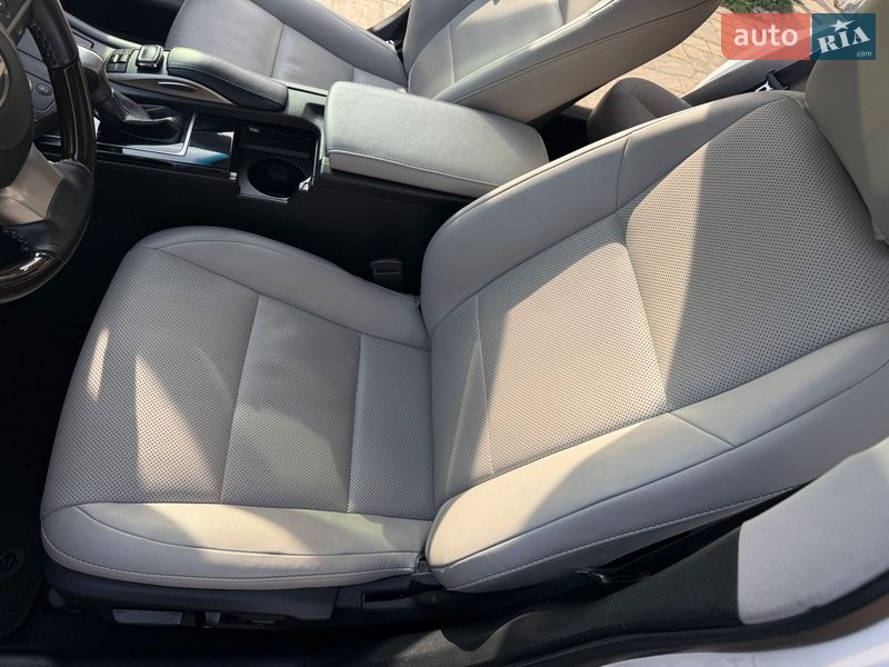 Седан Lexus ES 2018 в Киеве