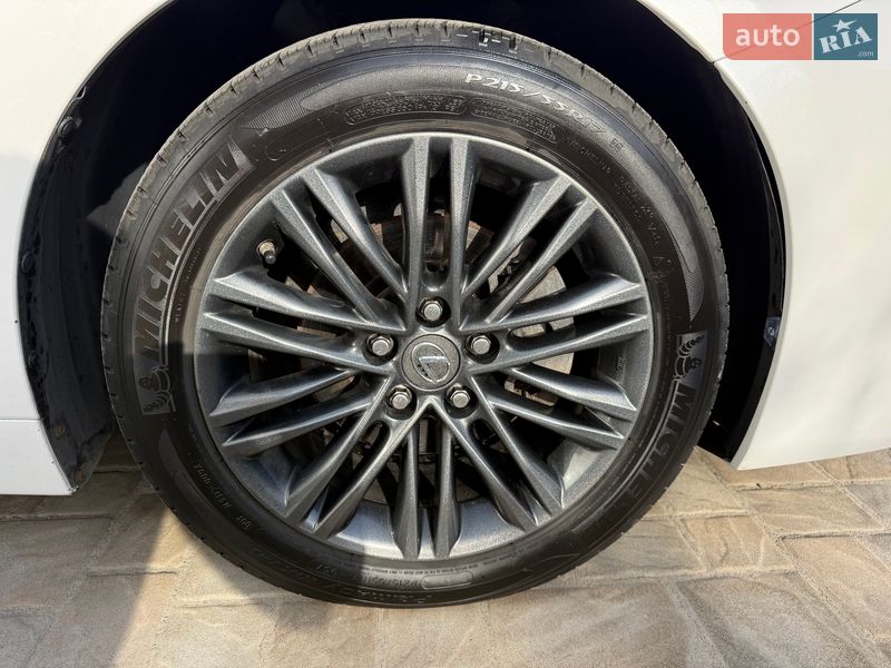 Седан Lexus ES 2018 в Киеве