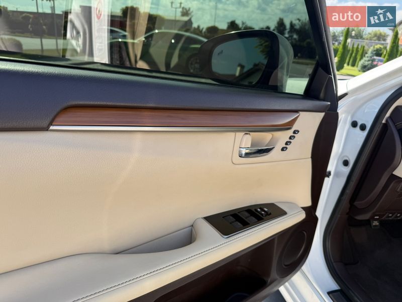 Седан Lexus ES 2016 в Львове