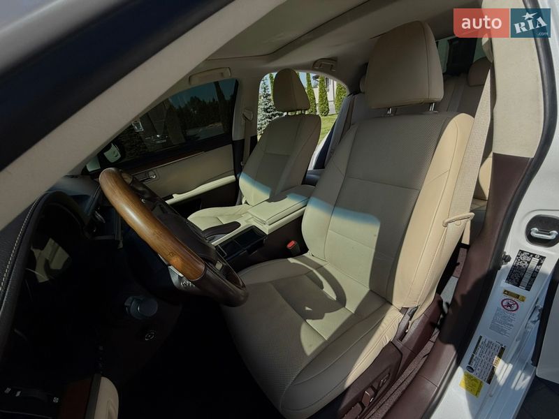Седан Lexus ES 2016 в Львове