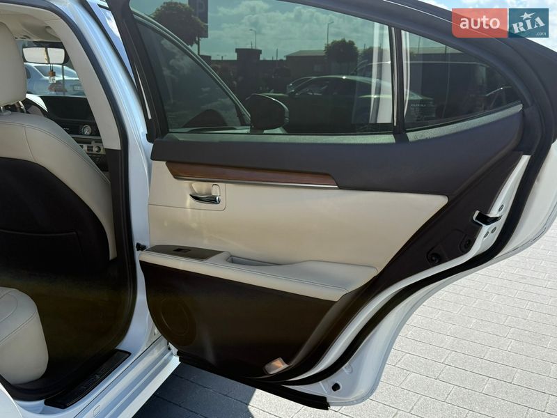 Седан Lexus ES 2016 в Львове