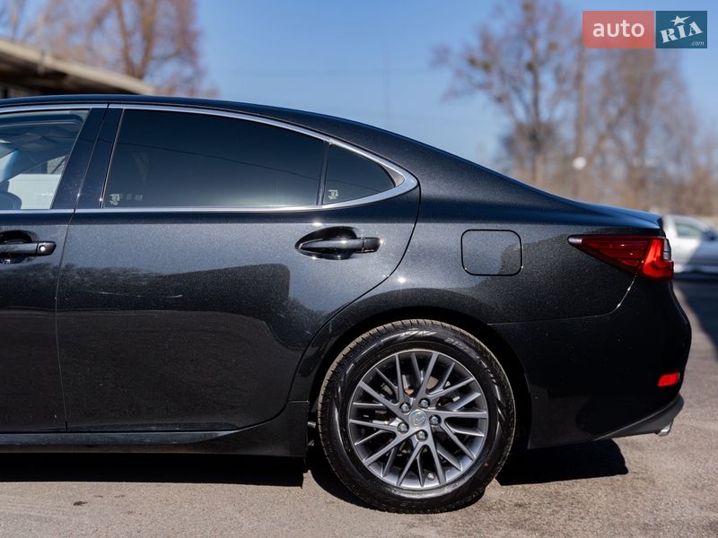 Седан Lexus ES 2018 в Киеве