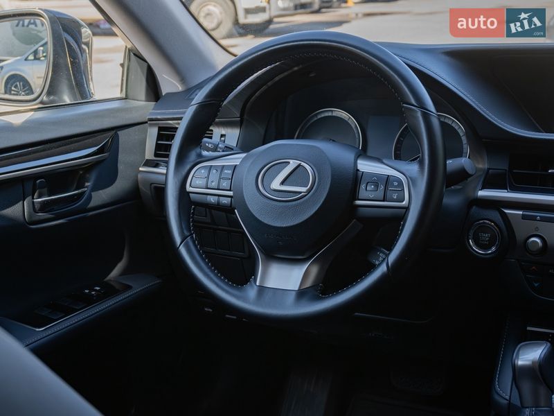 Седан Lexus ES 2018 в Киеве