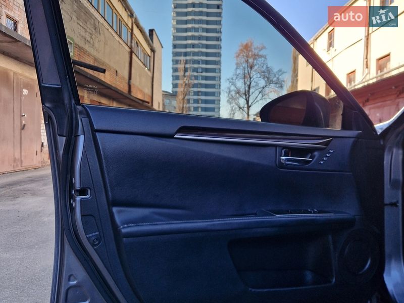 Седан Lexus ES 2015 в Киеве