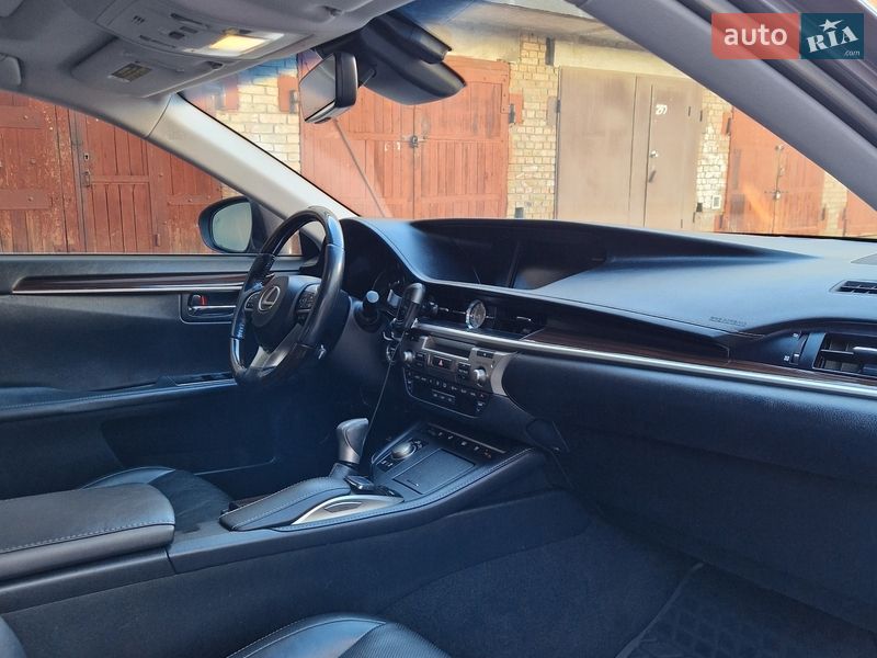 Седан Lexus ES 2015 в Киеве
