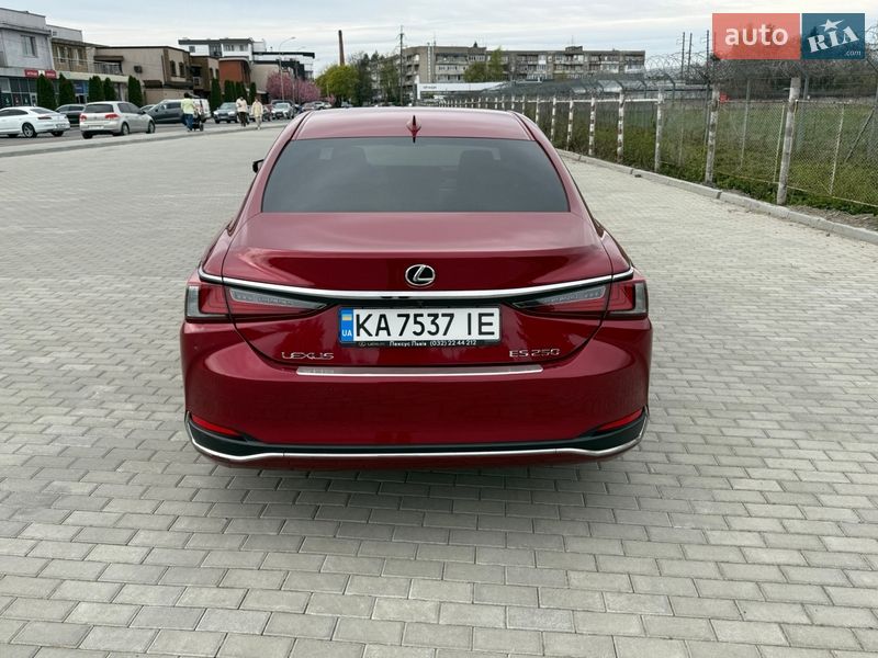 Седан Lexus ES 2020 в Ужгороде