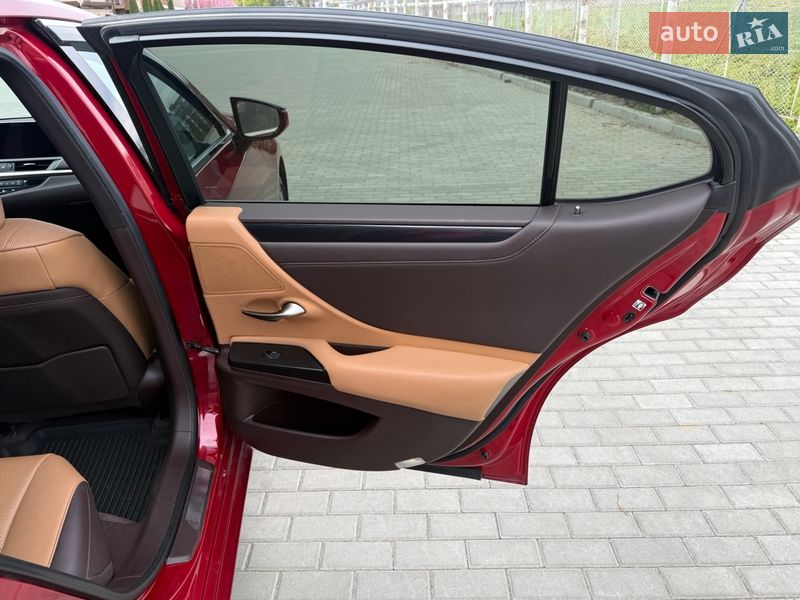 Седан Lexus ES 2020 в Ужгороде