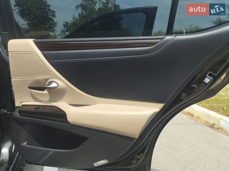 Седан Lexus ES 2018 в Киеве