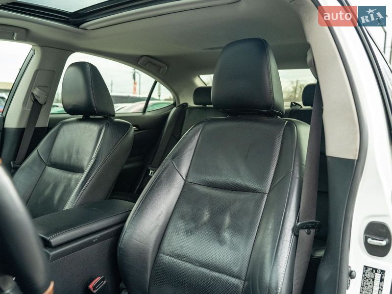 Седан Lexus ES 2014 в Черновцах