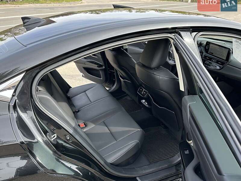 Седан Lexus ES 2023 в Киеве