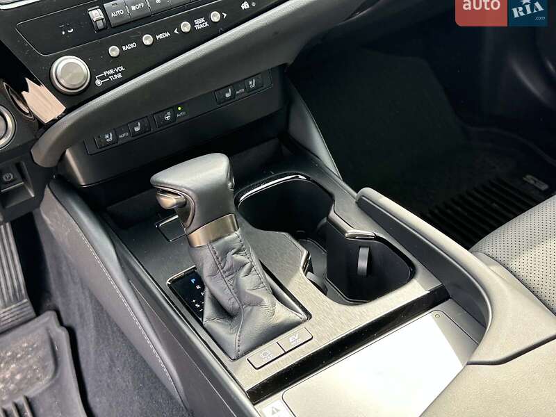 Седан Lexus ES 2023 в Киеве