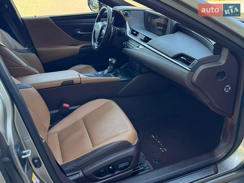 Седан Lexus ES 2018 в Дніпрі