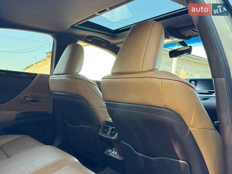 Седан Lexus ES 2018 в Дніпрі