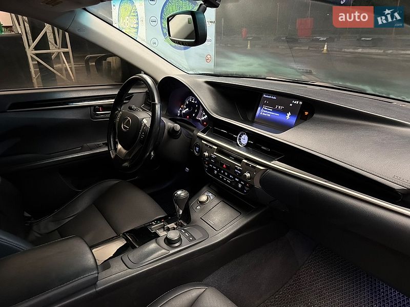 Седан Lexus ES 2015 в Киеве