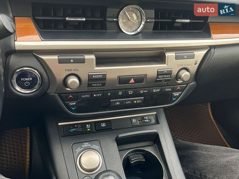 Седан Lexus ES 2012 в Коростене