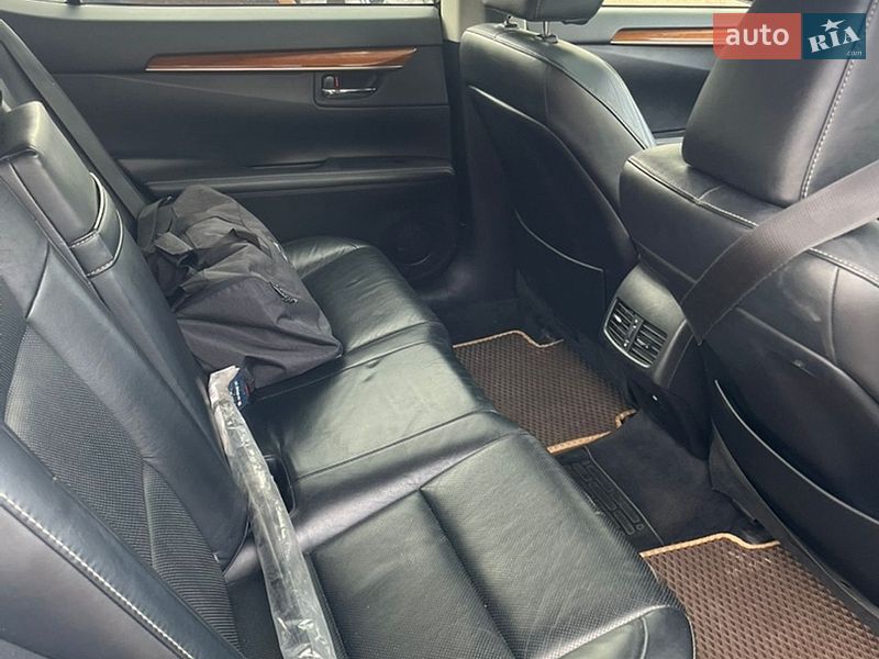 Седан Lexus ES 2012 в Коростене