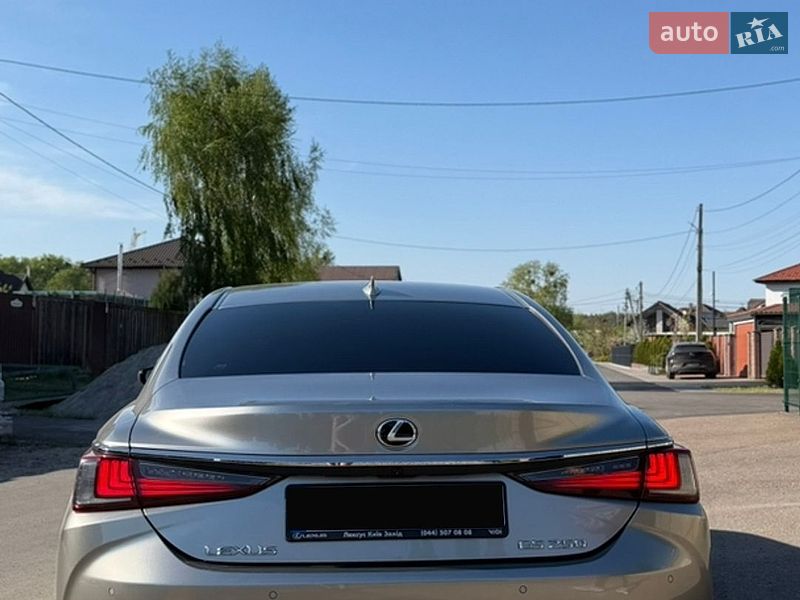 Седан Lexus ES 2020 в Киеве