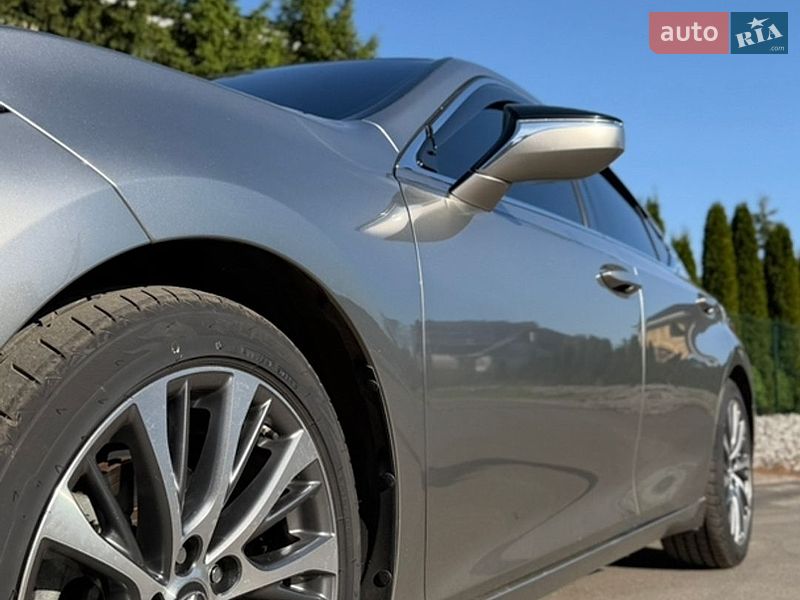 Седан Lexus ES 2020 в Киеве