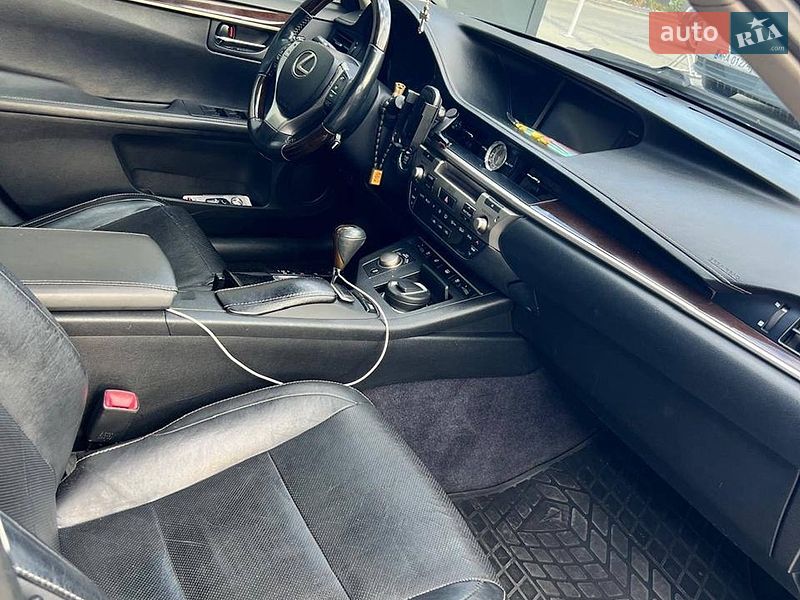 Седан Lexus ES 2013 в Рава-Руській