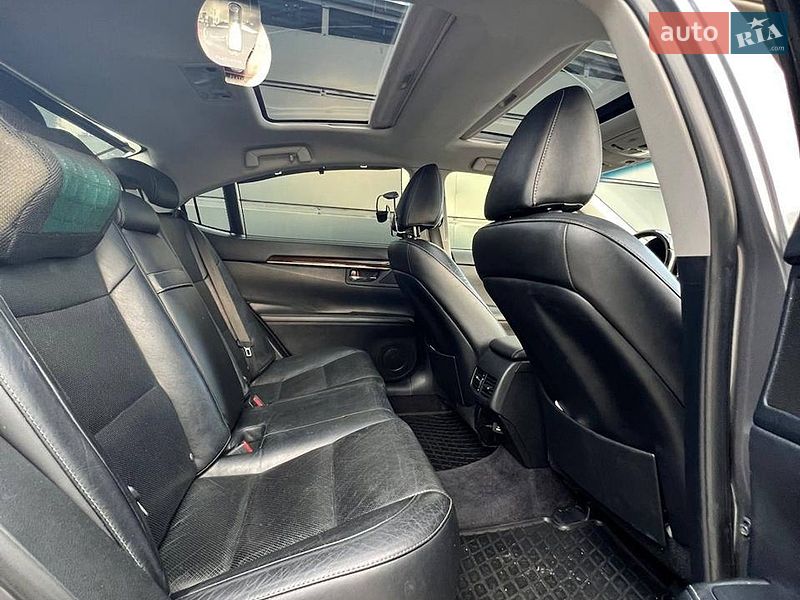 Седан Lexus ES 2013 в Рава-Руській